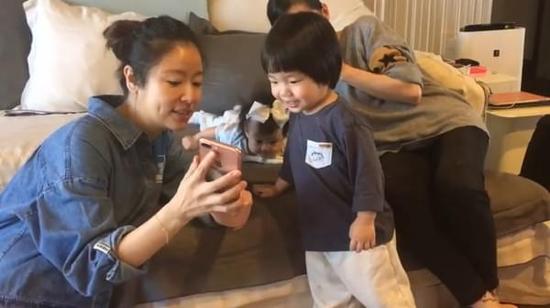 在大雪封闭的山庄里